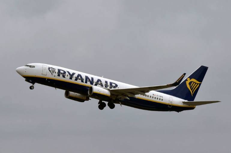 Polak zatrzasnął się w toalecie w samolocie Ryanaira. Spędził w niej cały lot i został zmuszony do lądowania bez pasów