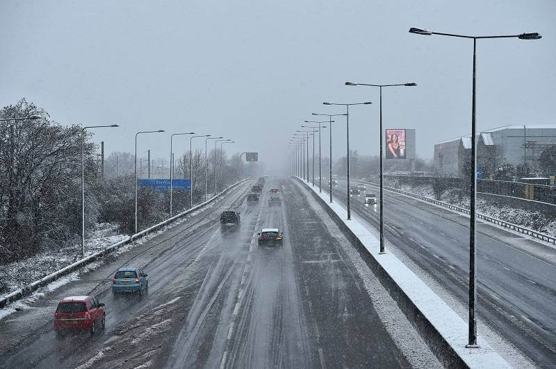 Śnieżny armageddon w UK! Odwołane loty, setki zamkniętych szkół i tysiące domów bez prądu!